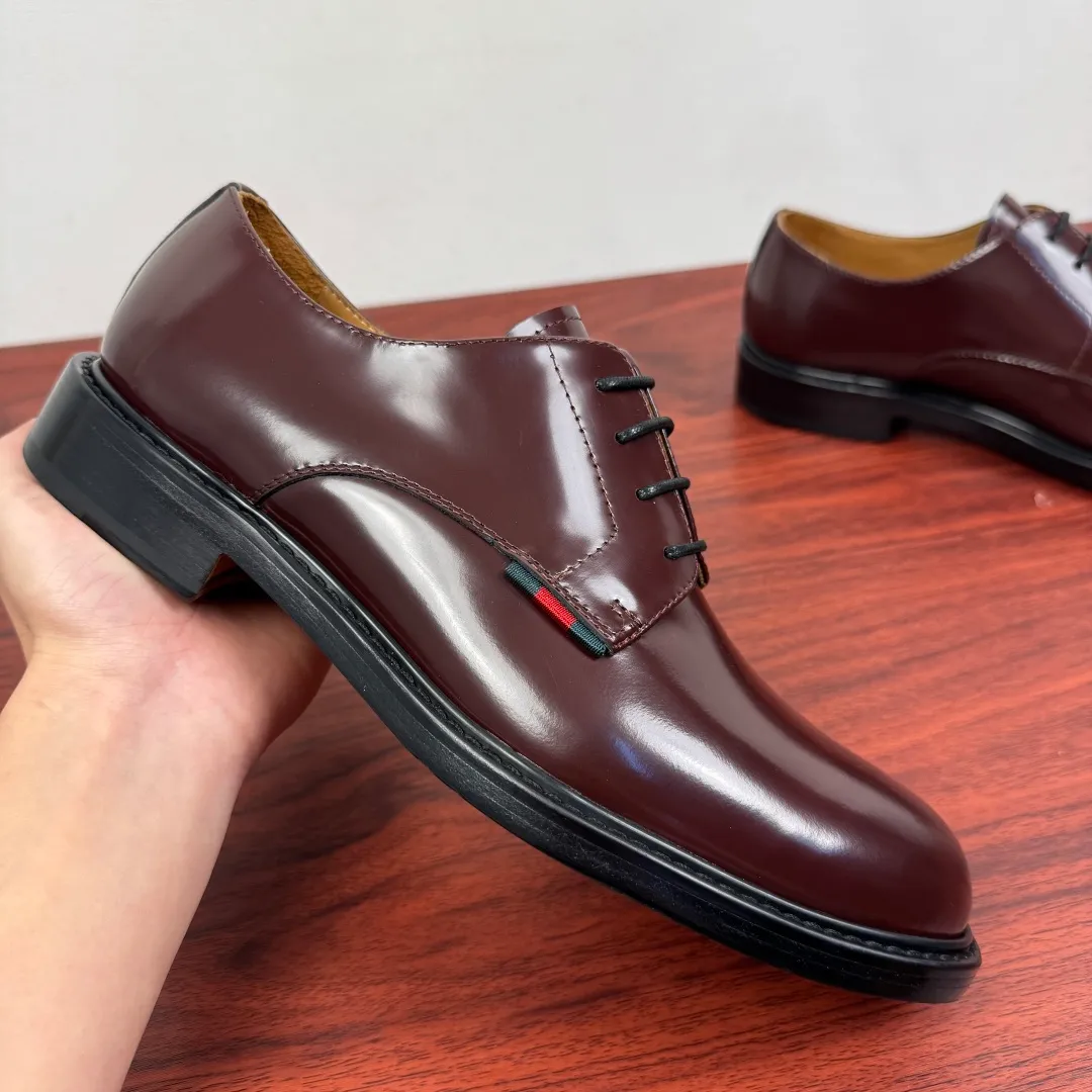 Batch 980 Gucci/Gucci new autumn men's lace-up derby shoes! Crafted from smooth, glossy cow leather, these lace-up shoes have an elegant and sophisticated silhouette that reflects the brand's classic elegance. European style last type Precisely cut upper from a whole piece of leather High-quality leather material with full texture Excellent gloss Excellent toughness, classic red and green webbing decoration Layered splicing design style, loose sneakers Native dyed calfskin lining Uniform and fine perforations, soft and comfortable Thickened leather outsole, composite rubber sole at the heel, excellent foot comfort, wear-resistant and non-slip, the first choice for light luxury, versatile for the foot, comes with a full set of packaging! Size: 39-40-41-42-43-44 leather shoe size (can be customized to 38.45.46) Item number: 812142 Burgundy
